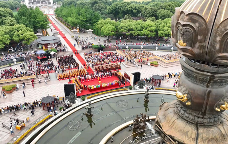 各地(dì)佛友(yǒu)歡聚靈山(shān)，過了(le)一(yī)個(gè)不(bù)一(yī)樣的(de)佛誕節！